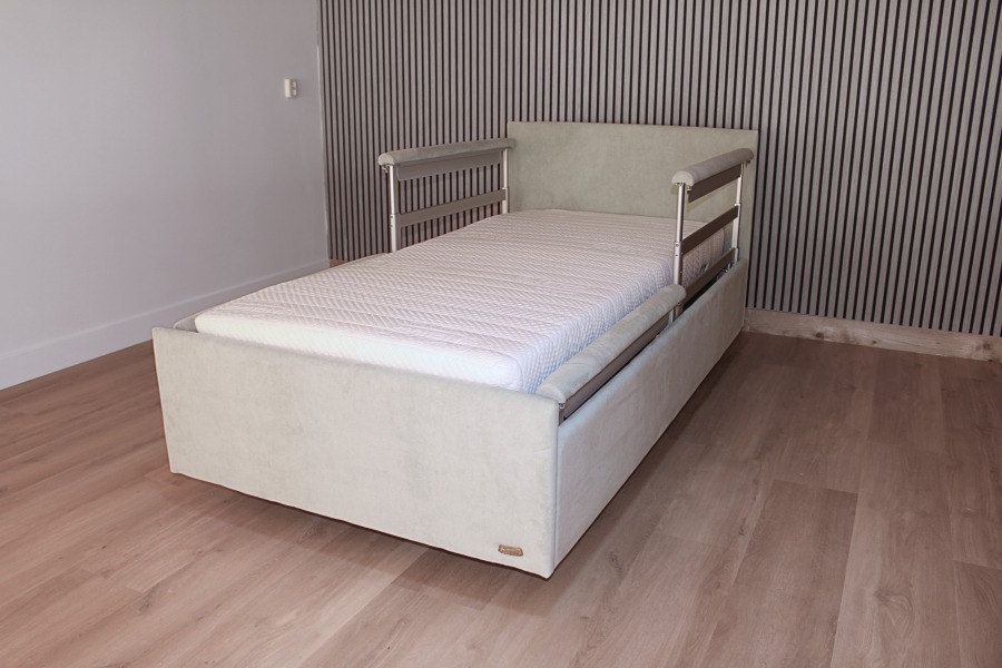 Hoog-laag bed qqq1047 Splinternieuwe Ridder Lancelot, 90 cm. breed 1 persoons zorg-verpleeg bed. OM SNEL IN HUIS TE HEBBEN. FLINKE KORTING!
